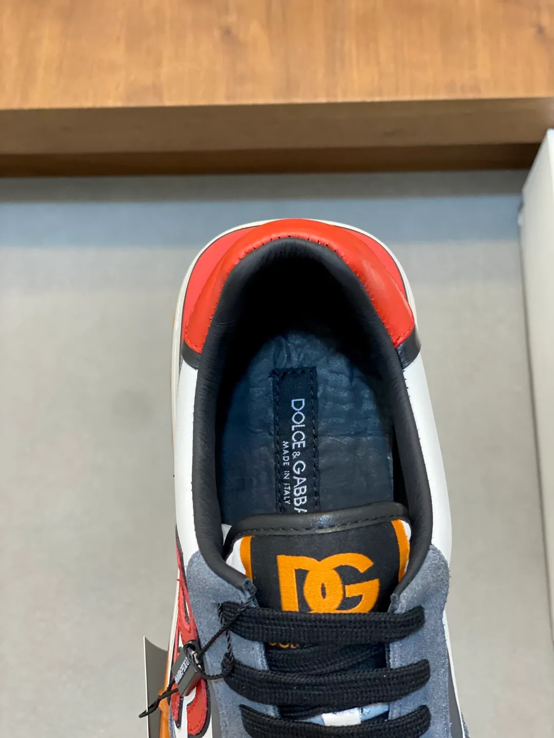 💰800 Dolce&Gabbana/Dolce & Gabbana men’s new casual sports shoes This sneaker is made of multiple materials. The nylon fabric upper is integrated with glossy leather, suede leather and rubber elements, and is decorated with reflective details. It has a silk-screen logo and a dual design of thick round and flat laces. It has a square toe, rubber foam midsole and gear pattern rubber composite sole decorated with the iconic "DG" logo. The shoe body is decorated with three-dimensional labels with the brand logo in many places. The style is fashionable and elegant, and the unique design is presented in a dazzling and modern new language. The fabric towel lining is paired with logo cowhide feet for a stylish and stylish look! Comes with a full set of packaging! Size: 39-40-41-42-43-44 leather shoe size (38/45 can be customized but does not support returns)
